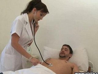 Hemşire 2 Hastaların ilgilenir