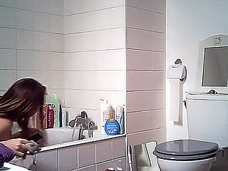میری بہن Peeing اور نہانے جاتا ہے